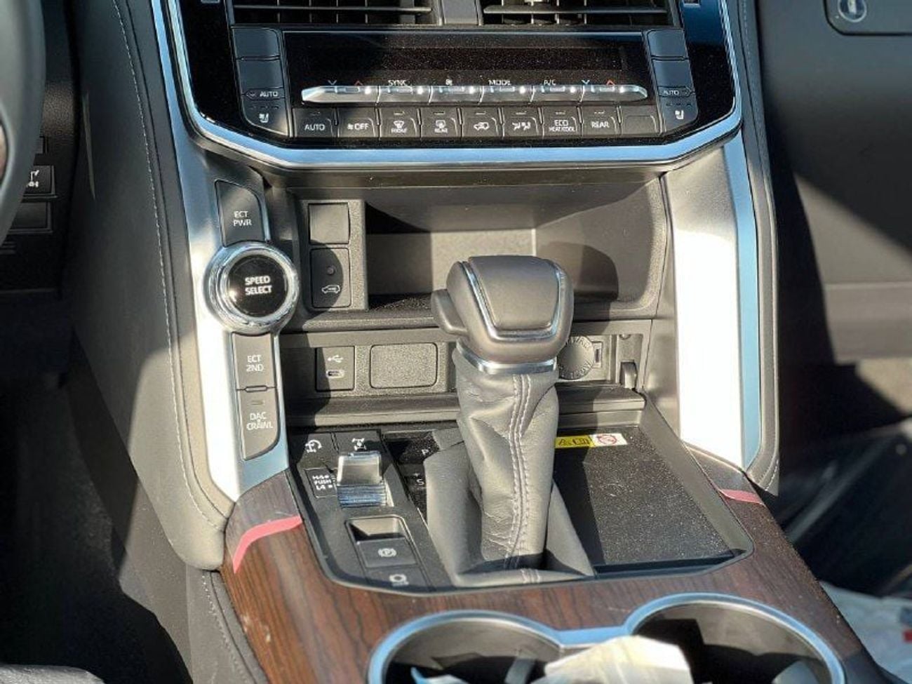 تويوتا لاند كروزر GXR 4.0L PTR A/T // 2026 // HIGH OPTION WITH POWER & LEATHER SEATS , COOLING SEATS , SUNROOF // SPEC
