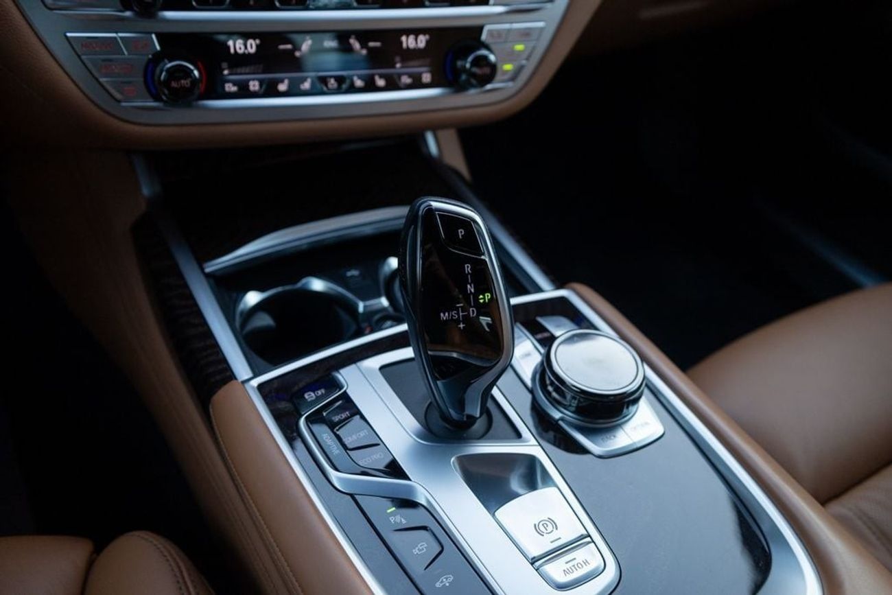 BMW 750Li xDrive 4.4L (523 HP)