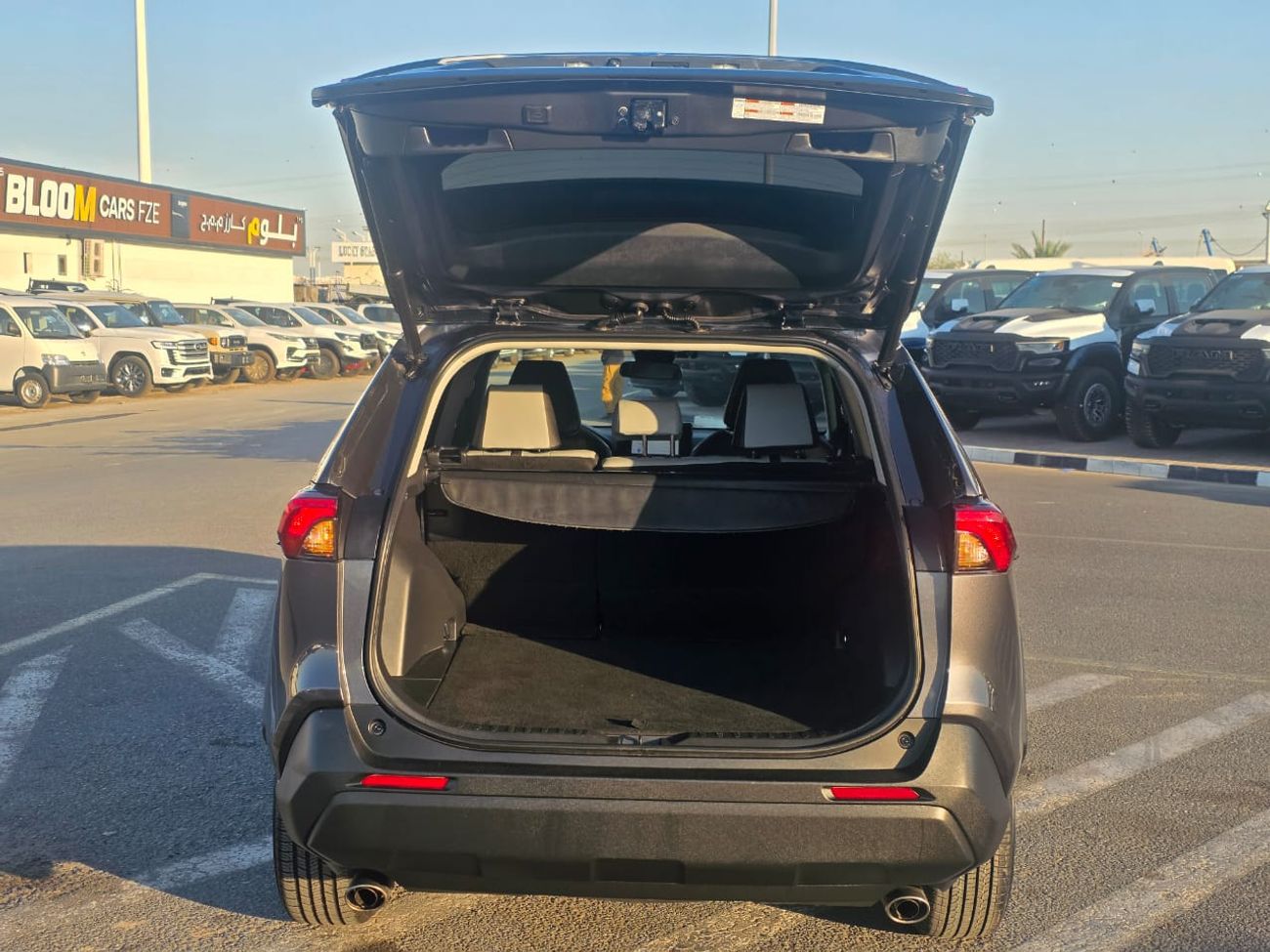 Toyota RAV4 2.5L XLE Full option Sunroof , Push button and Trunk automatic