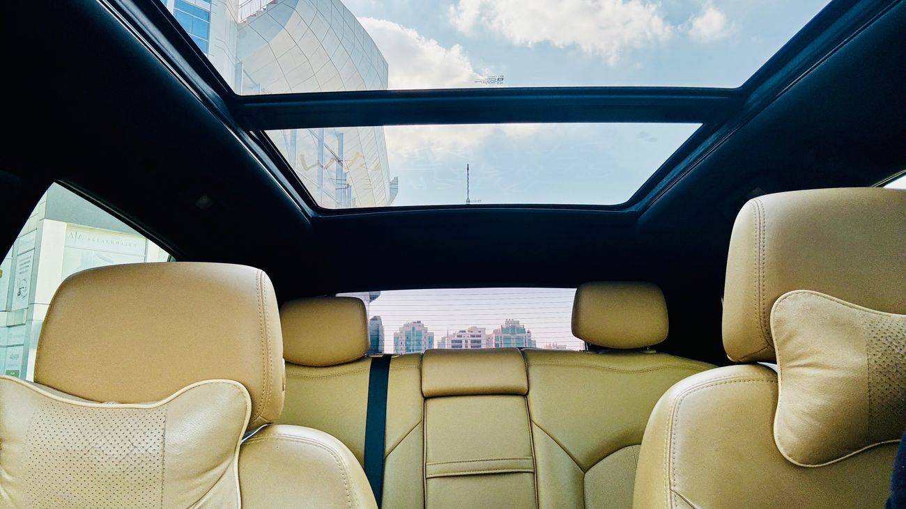 Cadillac SRX 3.6L 5 seats  4door