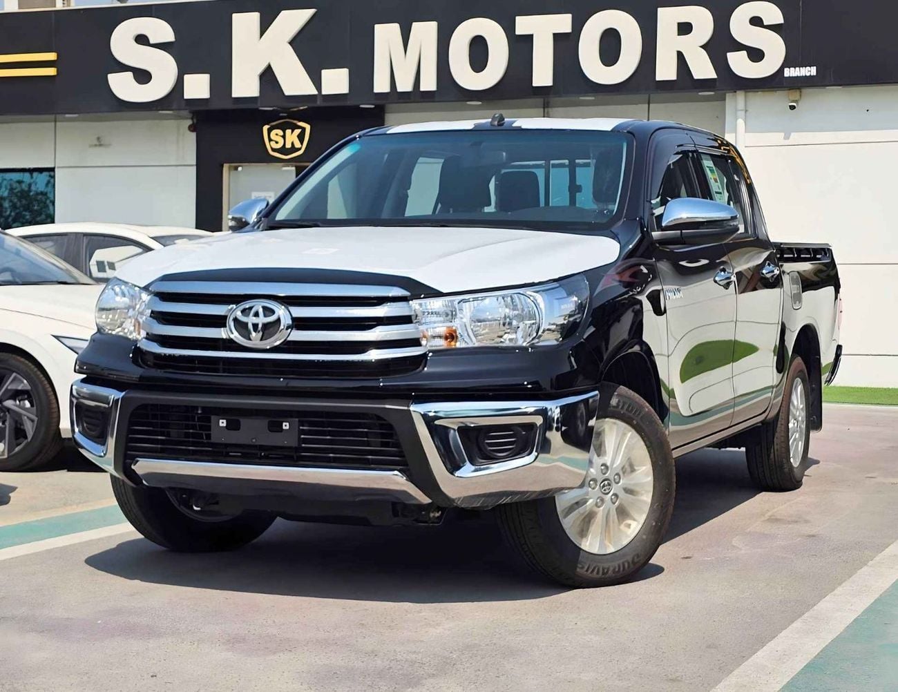 Toyota Hilux SR5 / NARROW BODY DOUBLE CABIN / 2.7L PETROL V4 M/T / REAL CAMERA WITH CHROME BUMPERS (CODE#HP2MF)