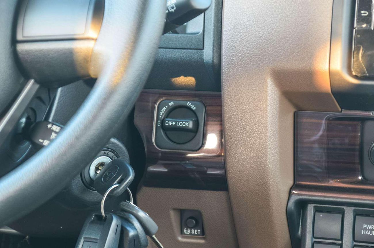 تويوتا لاند كروزر 70 TOYOTA LAND CRUISER 76 4.0L V6 AT  4WD 5DOOR SUV 2025