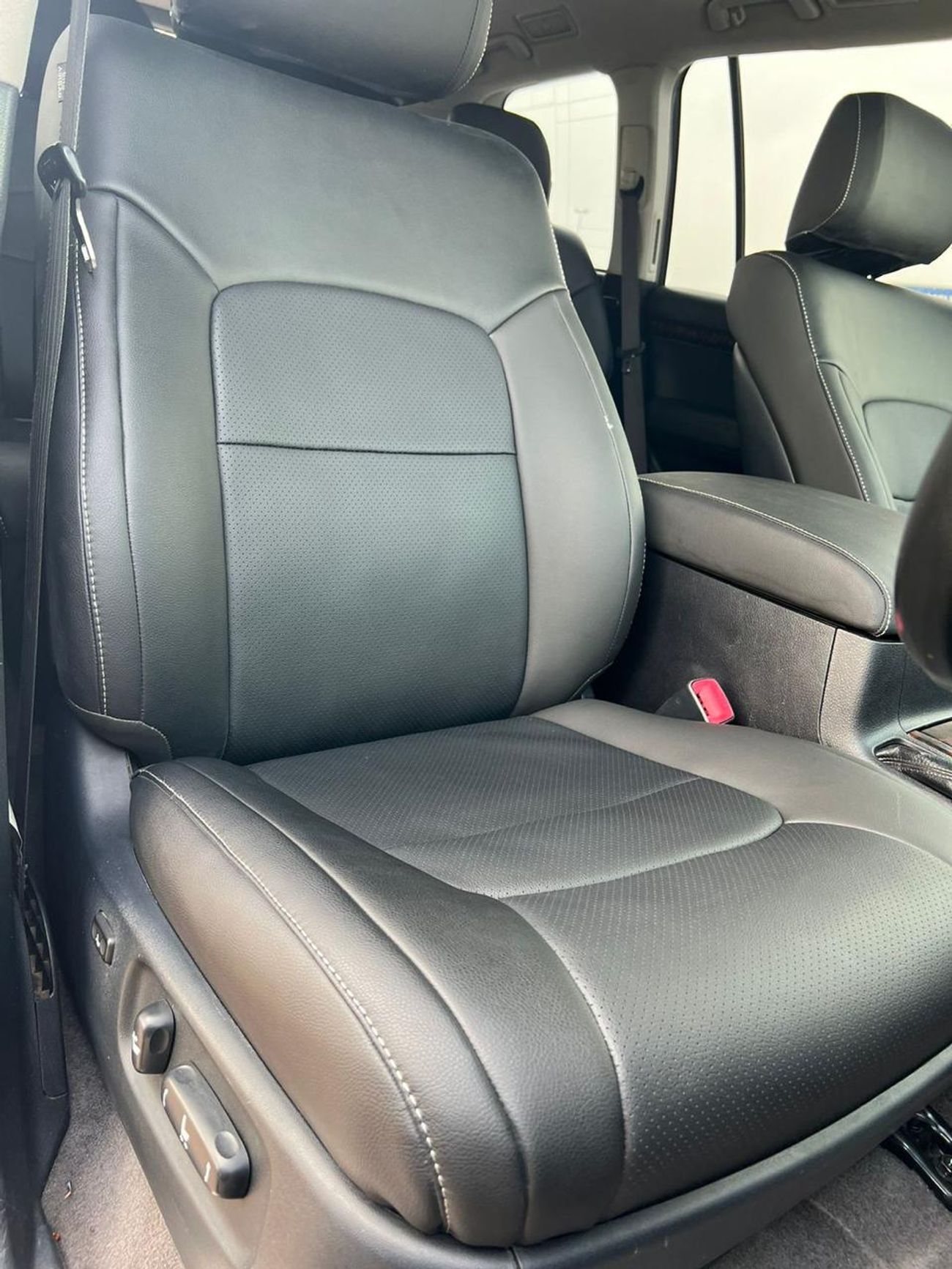 تويوتا لاند كروزر Landcruiser Sahara white colour with black interior RHD Diesel 8 seaters