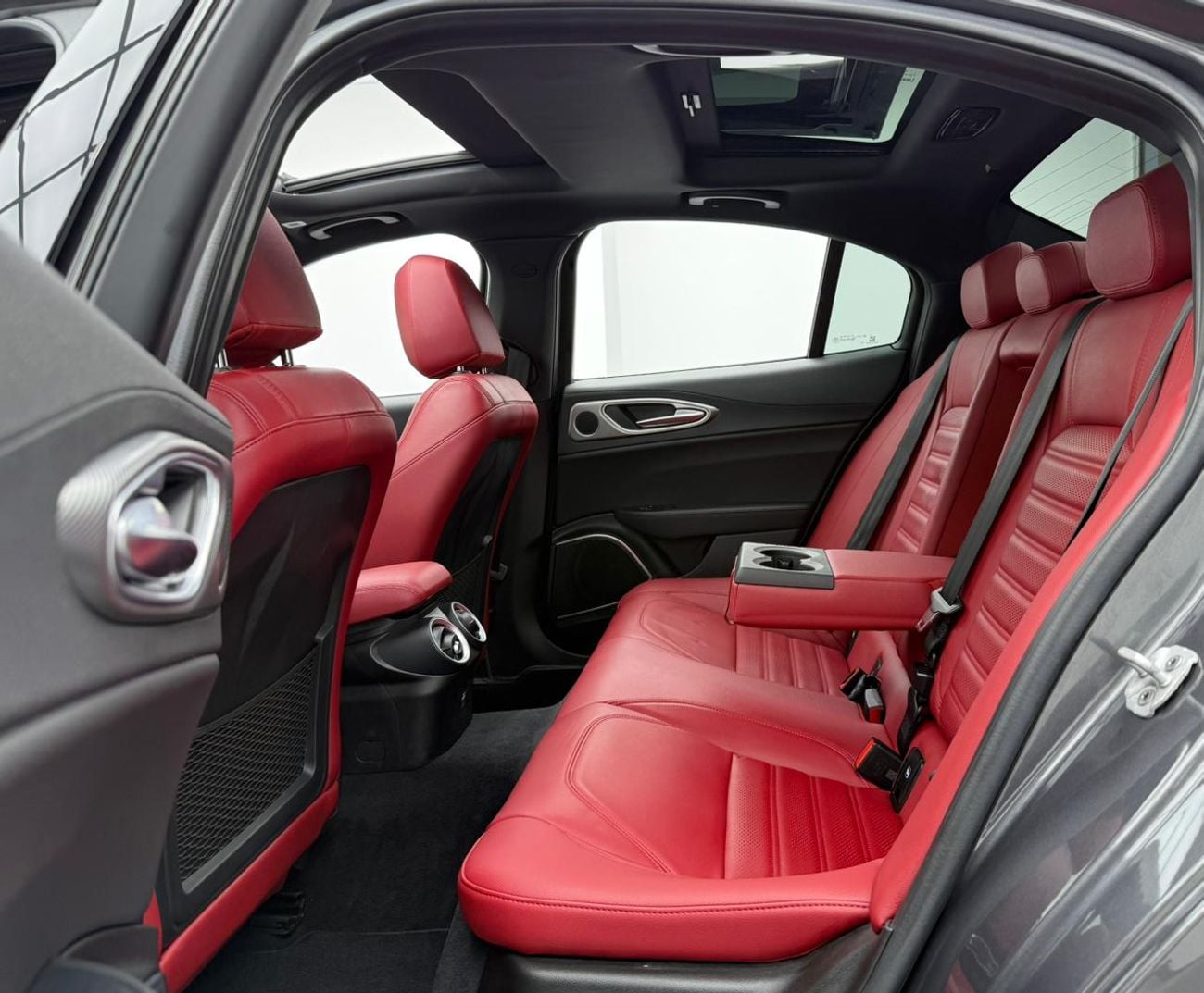 ألفا روميو جوليا 2023 Alfa Romeo Giulia Veloce Q2, 2027 Alfa Romeo Warranty + Service Pack, Very Low Km, GCC