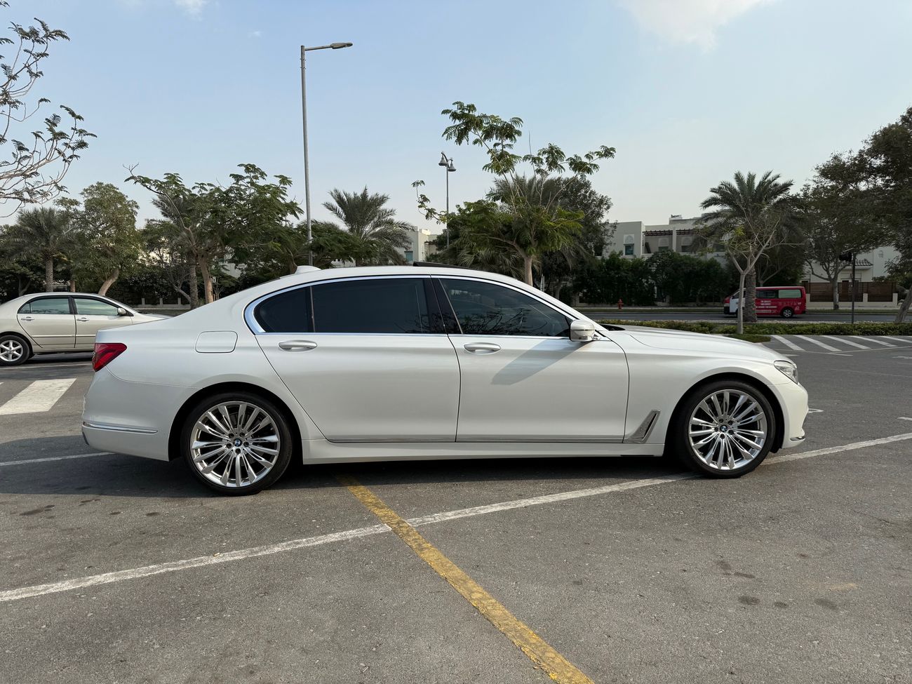 بي أم دبليو 740Li Luxury