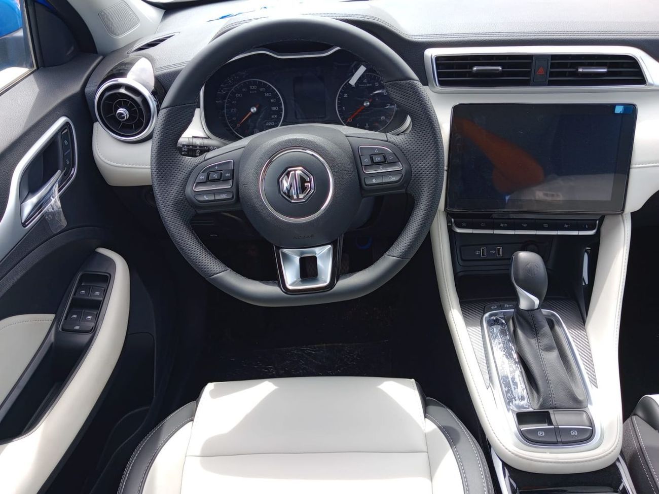 MG ZS MG ZS 2025  luxury 1.5L Petrol SUV FWD White color