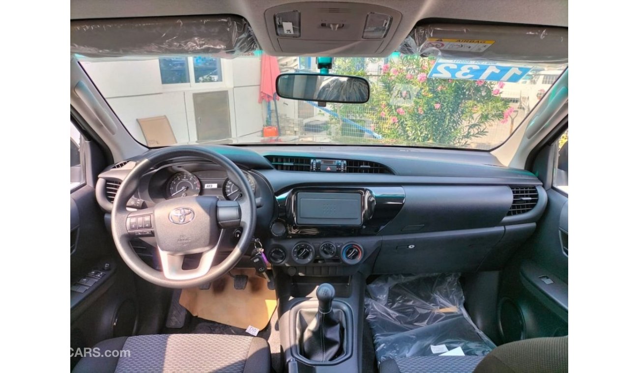 تويوتا هيلوكس TOYOTA HILUX 2.7 PETROL MID OPTION INSIDE BLACK