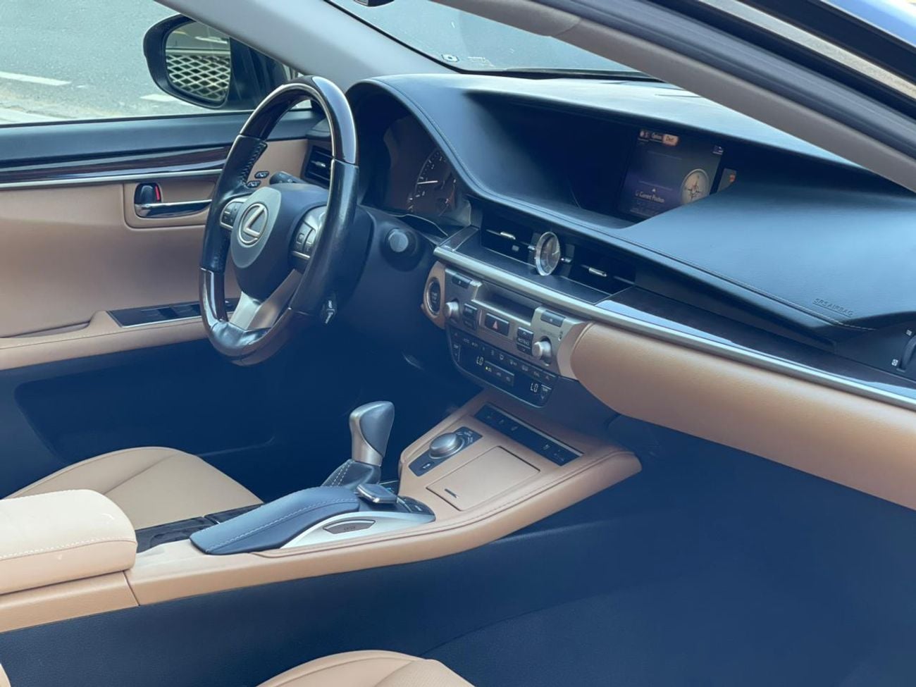 لكزس ES 350 3.5 V6 /PLATINUM / LOW MILEAGE / SCREEN /COOLING AND HEATING SEATS  / IN PERFECT CONDITION