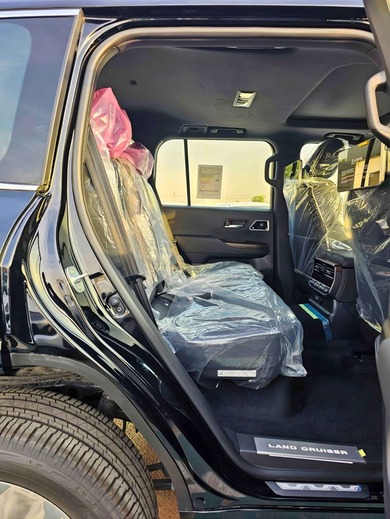 تويوتا لاند كروزر VX HYBRID / 3.5L V6 PETROL / RADAR / BIG DVD / JBL SPKRS / COOL BOX / LETAHER WITH MEMORY SEATS (COD