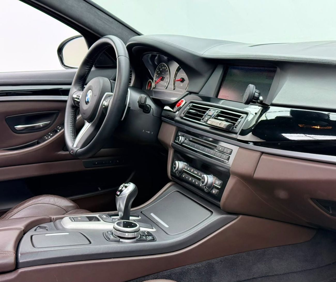 BMW M5 INDIVIDUAL 2013 BMW M5, Stage 2 Tuned, Carbon Fiber Exterior, Fully Loaded, Excellent Condition, GCC