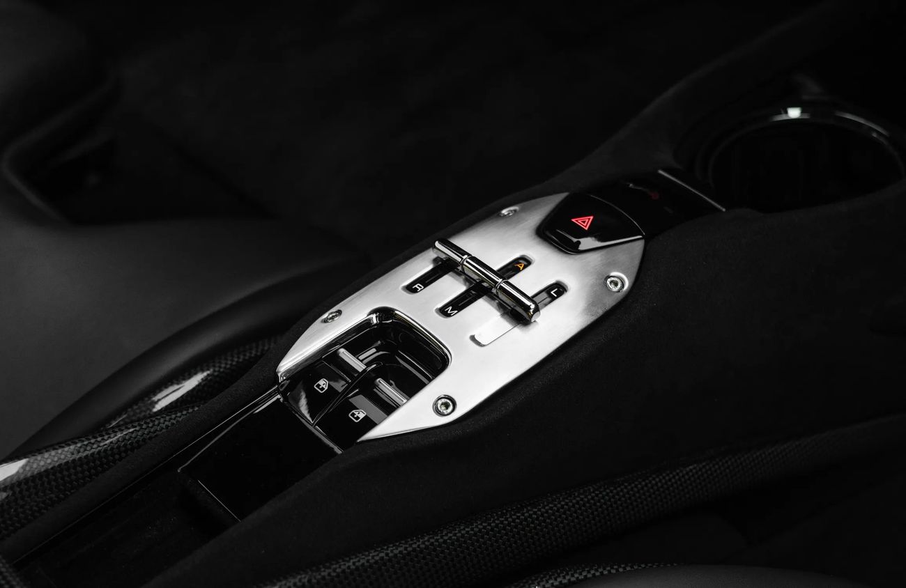 فيراري SF90 ستراديل 4.0L V8 Twin-Turbocharged Engine + eMotor