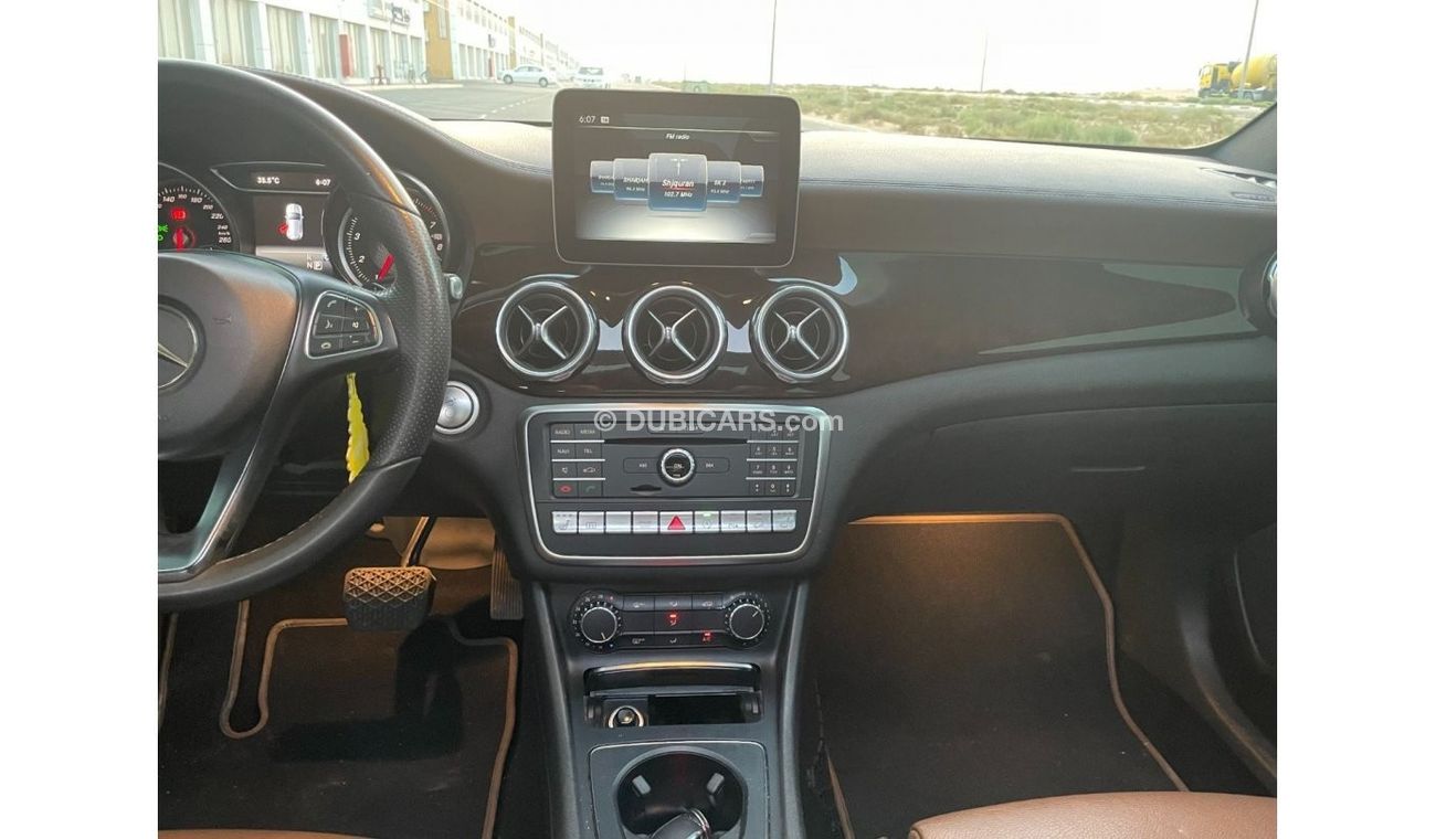 Mercedes-Benz CLA 250 Mercedes GLA 250 FREE ACCIDENT 2018 BLACK 180K GCC Automatic Gasoline 5 4 BLACK Price : 110000 Mobil