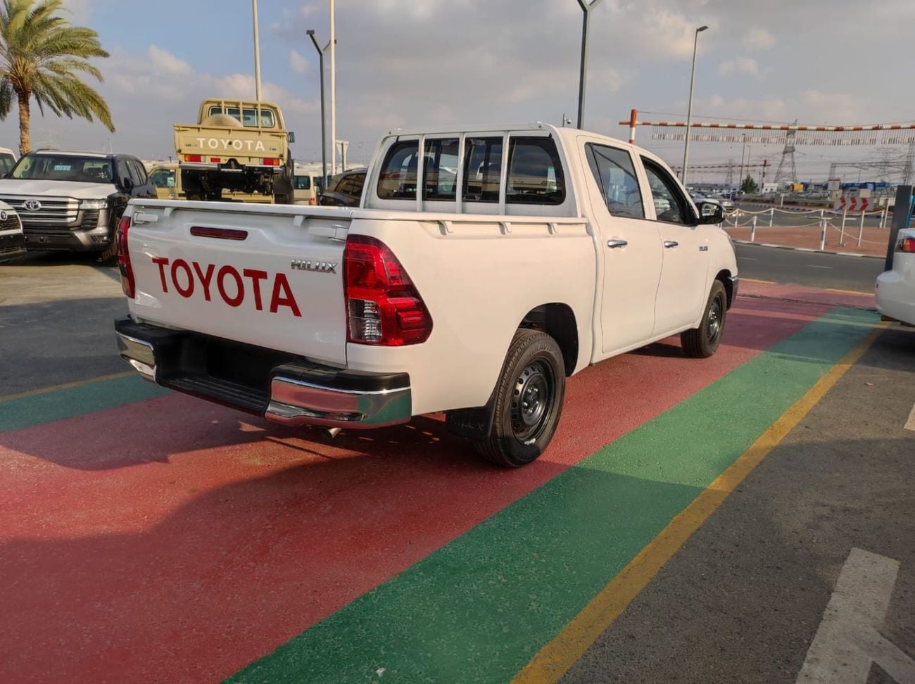 تويوتا هيلوكس Toyota Hilux SR5 Double Cabin  2.4L diesel turbo M/T  2*4 White Color 2026