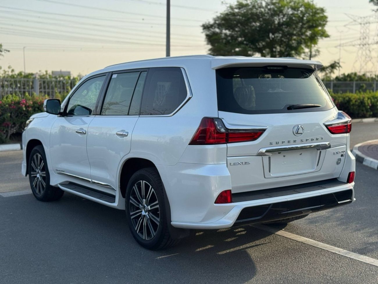 Lexus LX 570 Signature 5.7L GCC SPEC NEAT AND CLEAN LESS KILOMETER