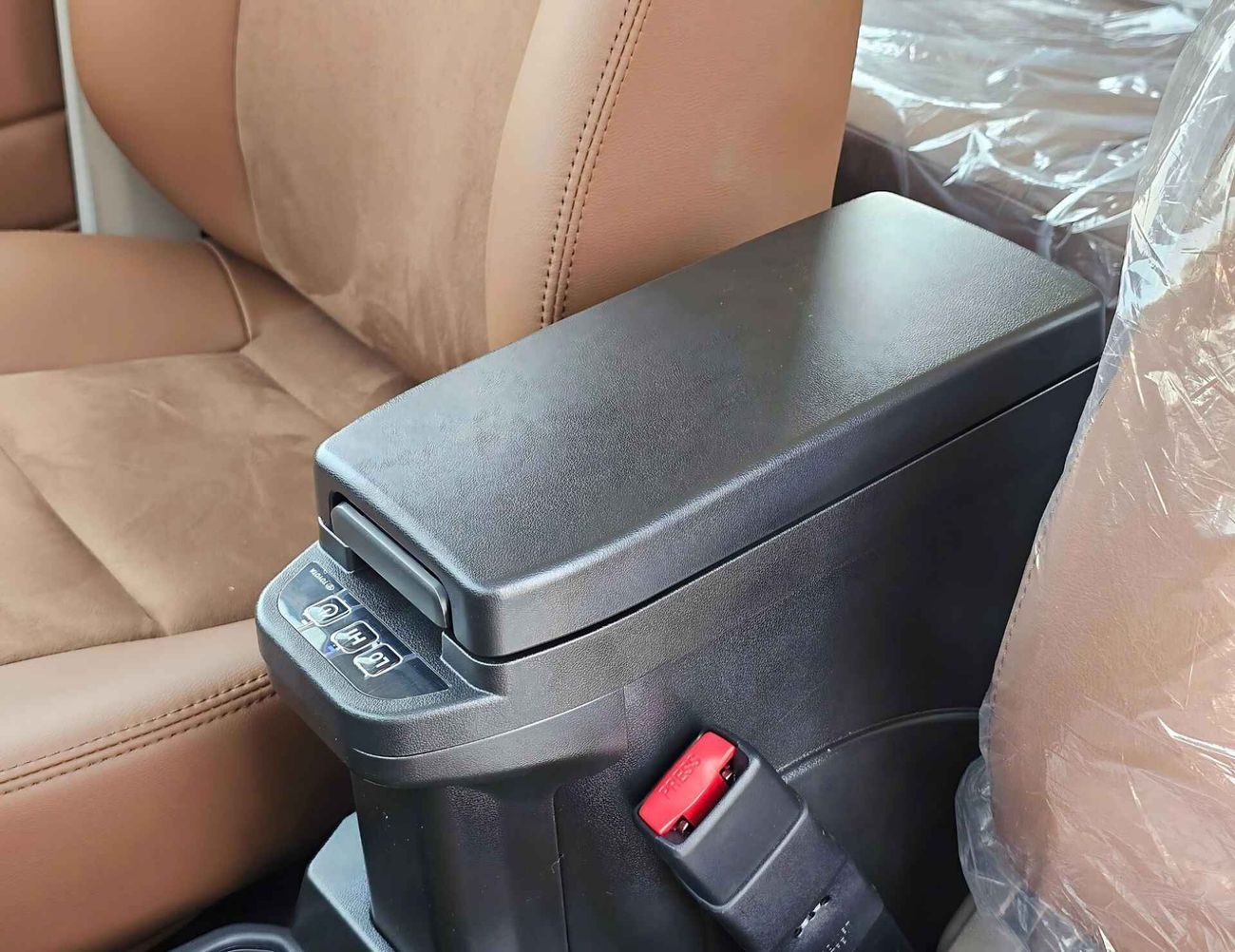 Toyota Land Cruiser 70 4.0L A/T PETROL | TOP VARIANT | DIFF LOCK | REFRIGETOR | WINCH (CODE # 68001)