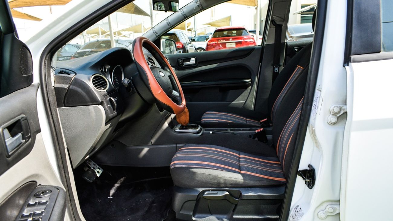 Ford Focus Gulf - number one - hatch - cruise control - control - rear wing, fog lights in excellent condition