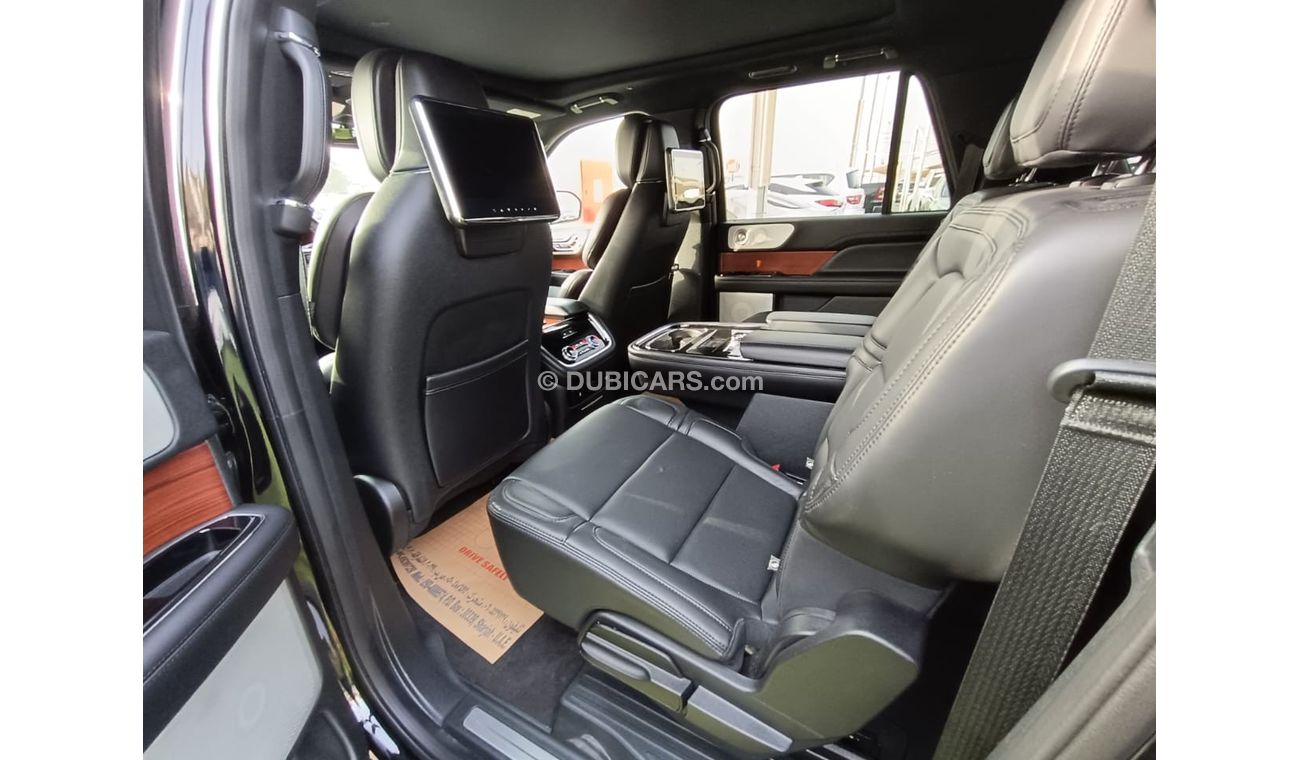 Lincoln Navigator Presidential Car in excellent condition. clean from the inside and outside!