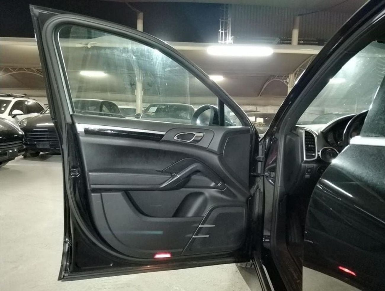 Porsche Cayenne S 4.8L PORSCHE CAYENNE S 2012 4.8L | BLACK LEATHER SEATS | KEYLESS START | POWER SEATS | SEAT HEATER