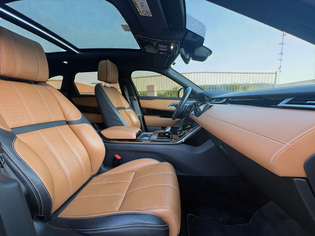 Land Rover Range Rover Velar P300 R-Dynamic HSE 2.0L RANGE ROVER VELAR P300 HSE R-DYNAMIC 3.0L TURBO A/T | 2021 | GCC SPECS | AED