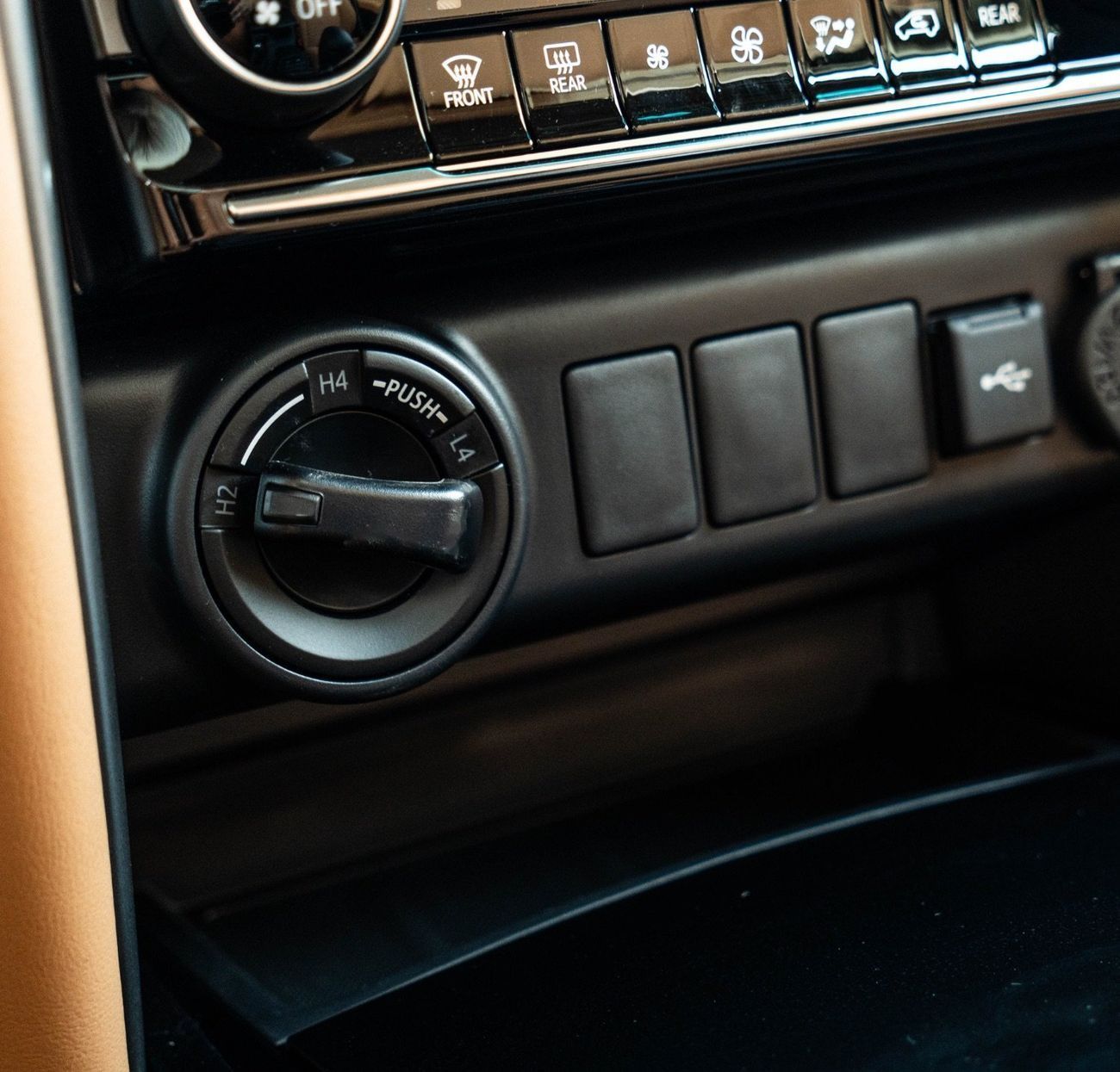 تويوتا فورتونر 2.7 L | v4 | Petrol | Auto AC | Export Only