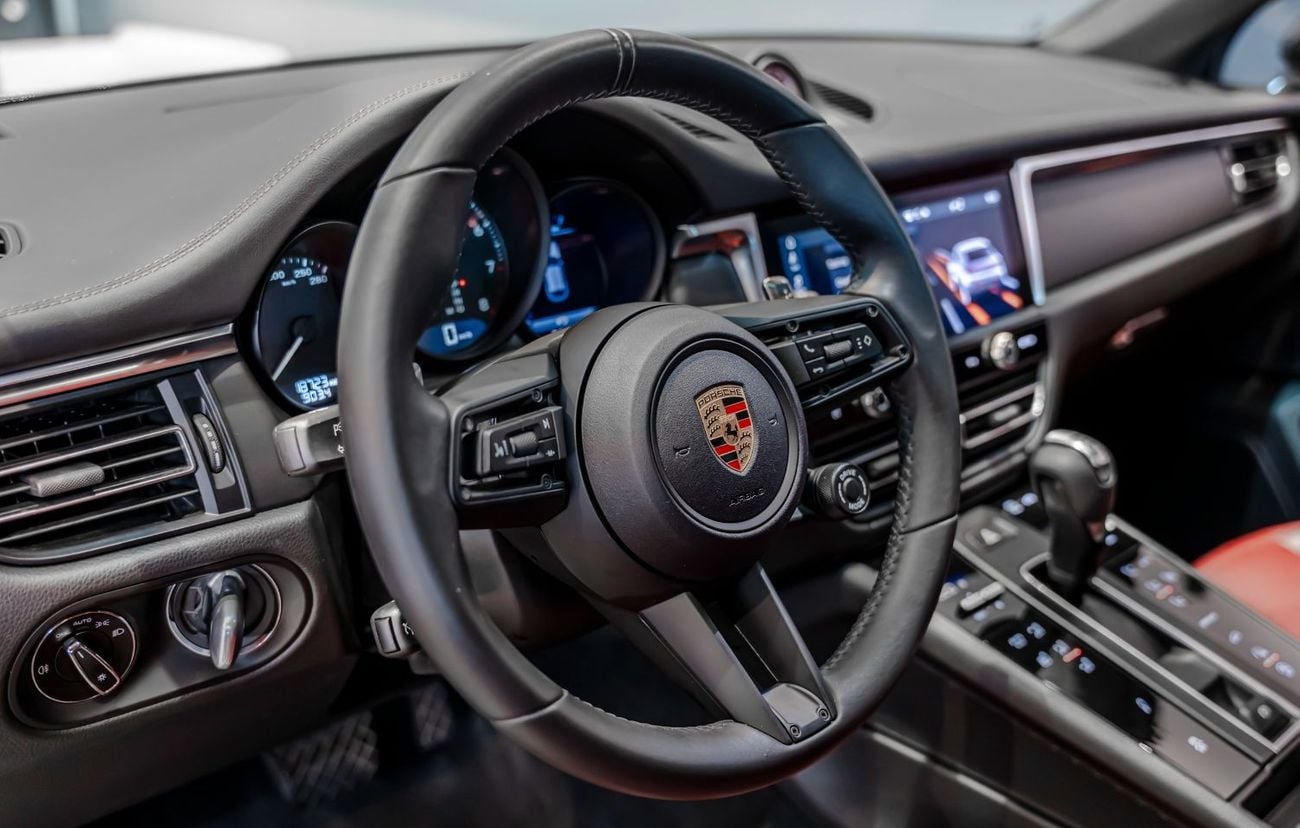 بورش ماكان Base 2.0T 2024 Porsche Macan T, 2026 Porsche Warranty, Full Service History, Low KMs, GCC