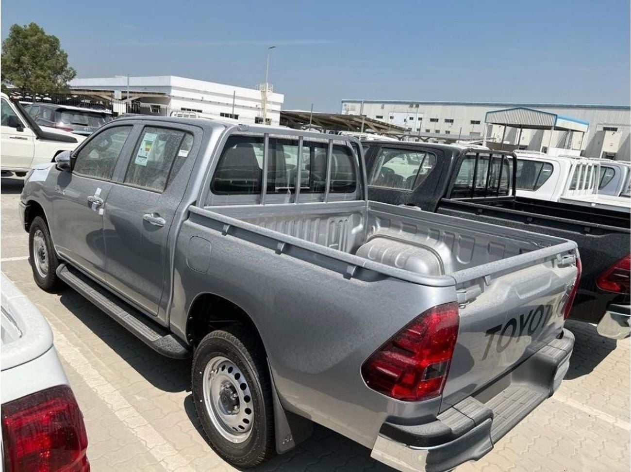 Toyota Hilux GL HILUX STANDARD BASIC OPTION 2.7L PETROL  FOR EXPORT ONLY