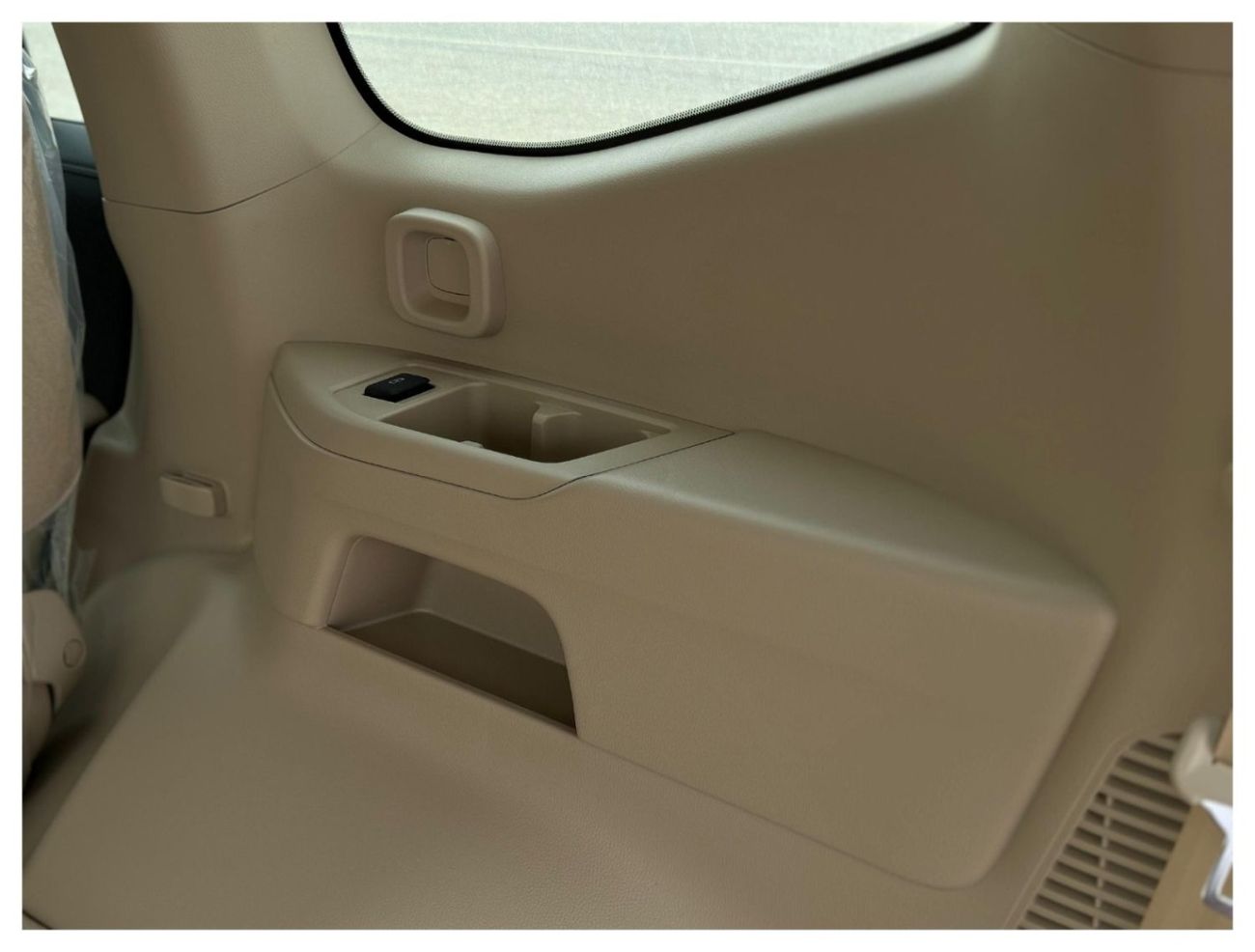 Toyota Land Cruiser GXR 4.0L FULL OPTION WITH SUNROOF AND COOLING BOX