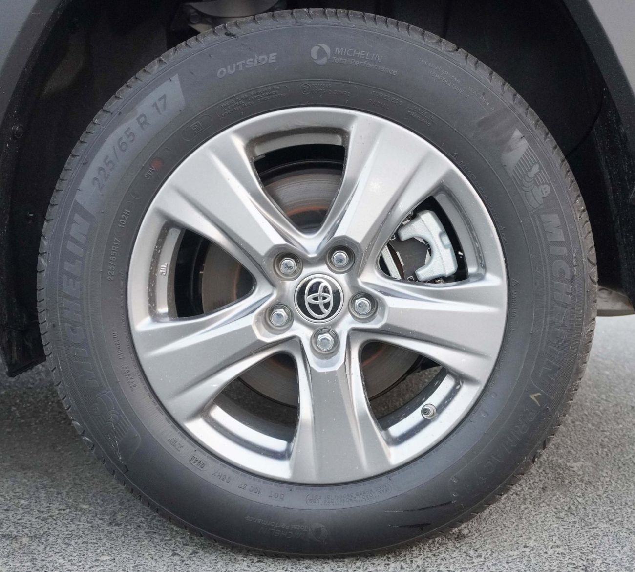 Toyota RAV4 2.5L HEV (REAR CAMERA AND PARKING SENSORS)