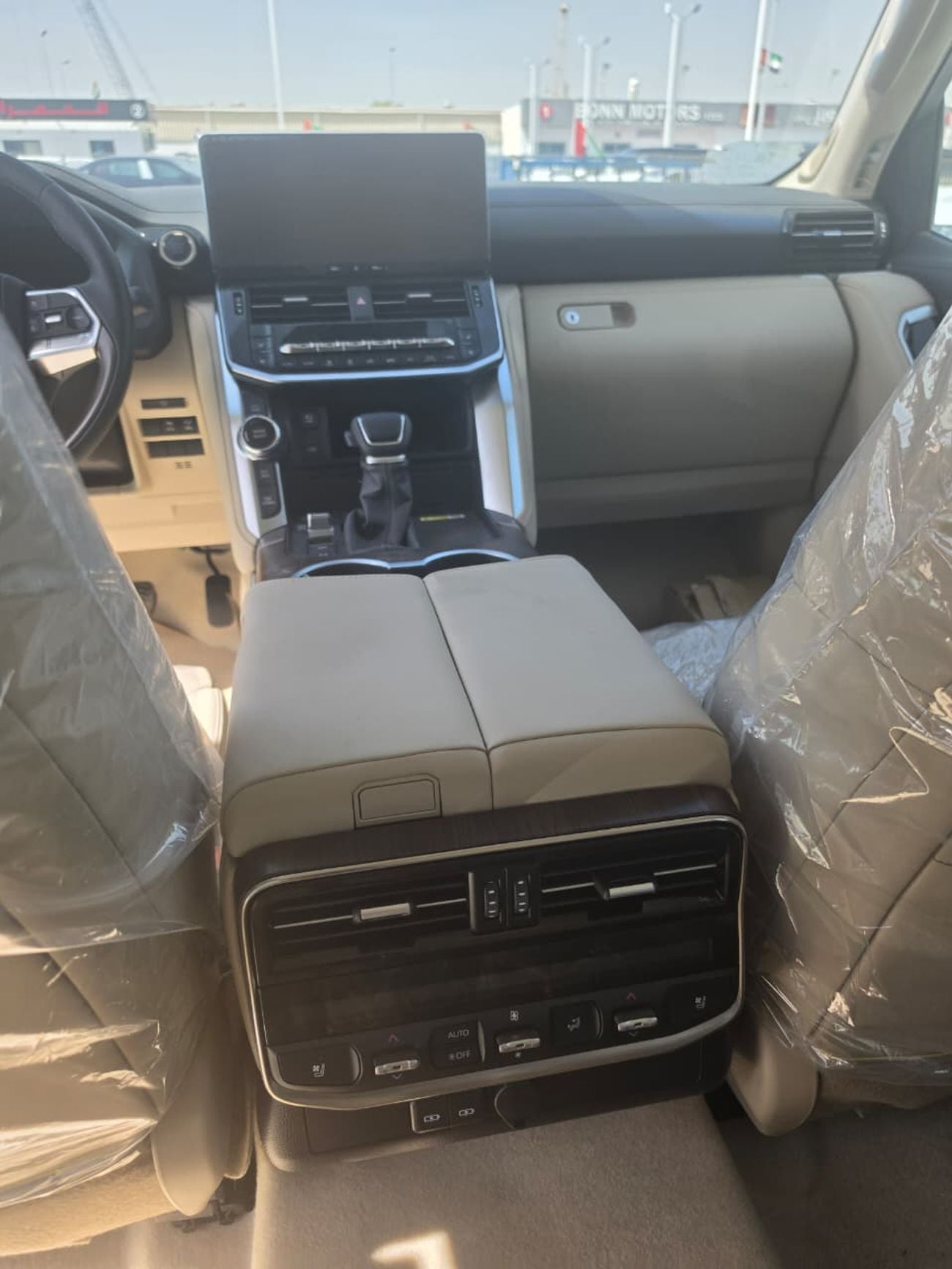 تويوتا لاند كروزر Toyota Land Cruiser LC300 VXR 4.0L 2026 – فل أوبشن | 4.0 لتر V6 | رمادي خارجي | داخلية بيج