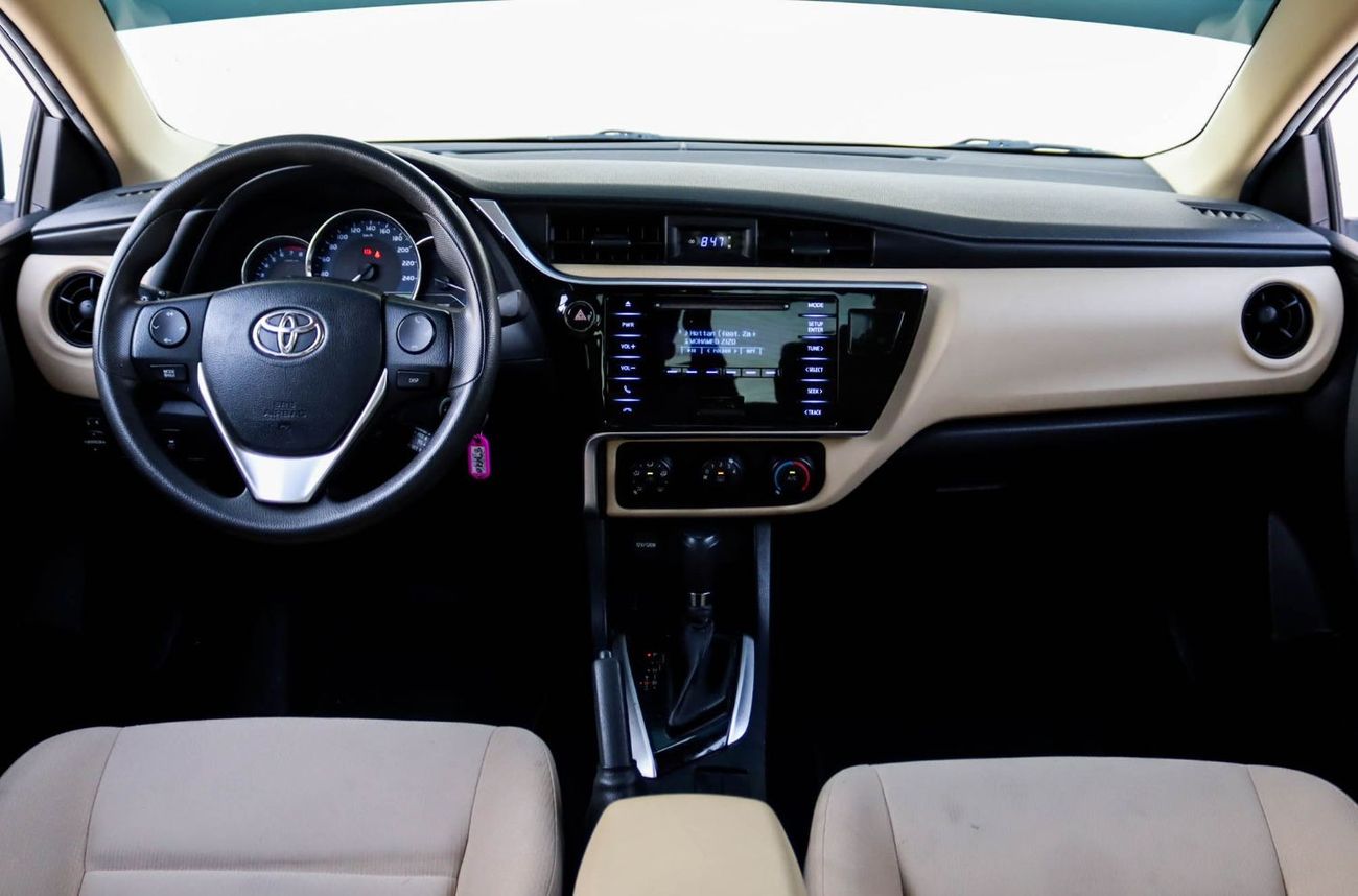 تويوتا كورولا سيارة تويوتا كورولا SE (E170) موديل 2017، سيدان بأربعة أبواب، محرك بنزين سعة 1.6 لتر، ناقل حركة أوتو