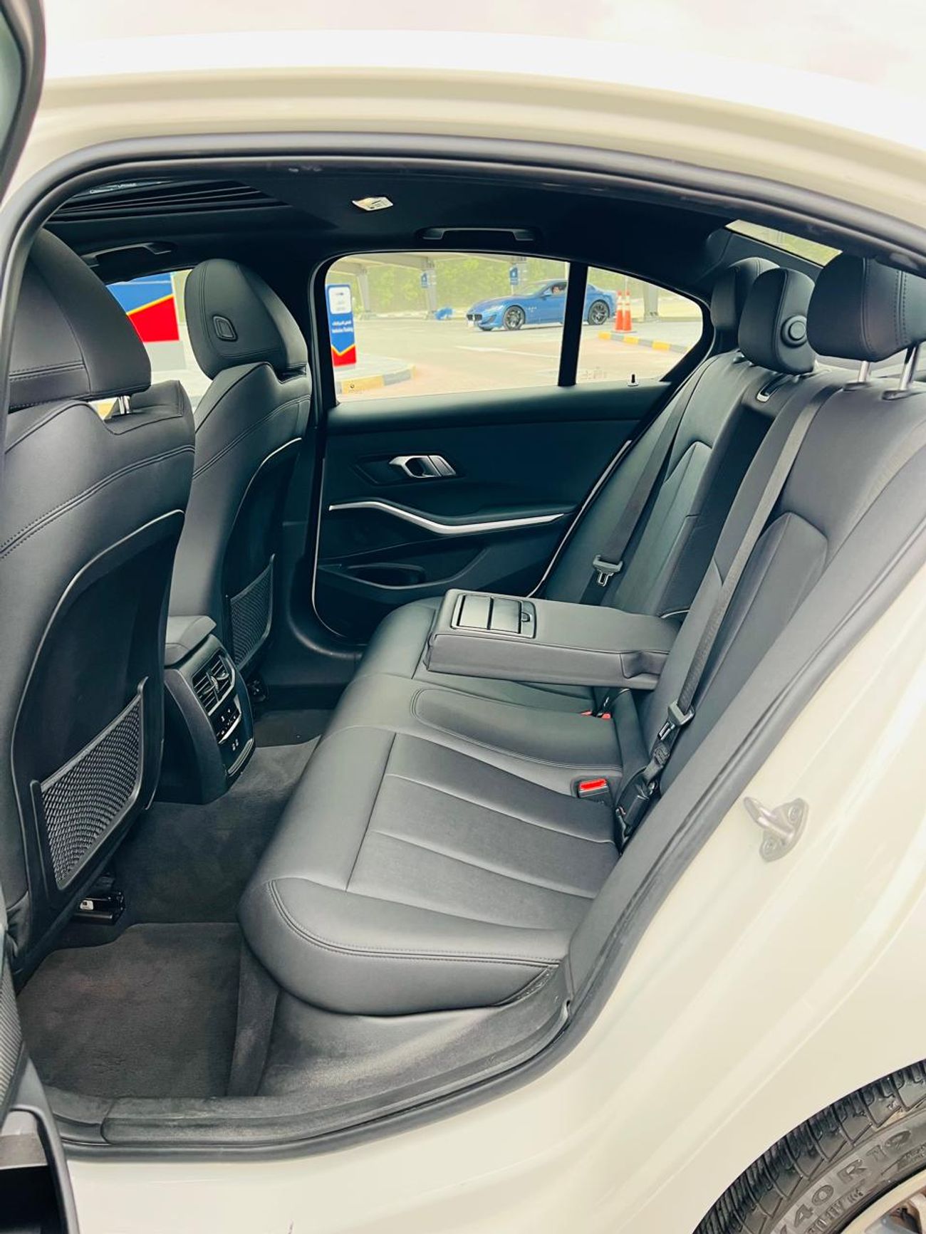 بي أم دبليو 330i Std 2.0L