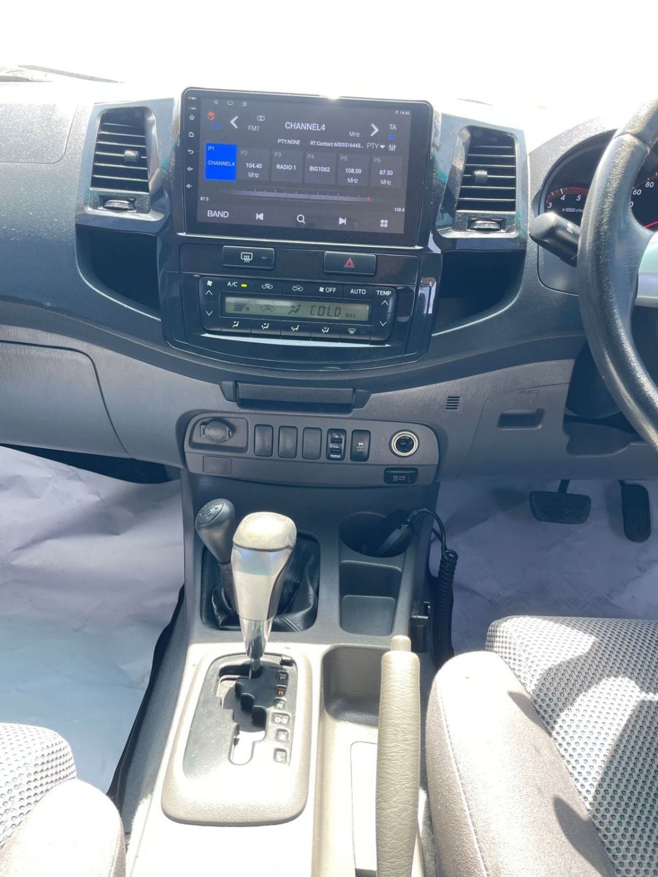 تويوتا هيلوكس DLX DIESEL 3.0 LITER ,AUTO TRANSMISSION ,RIGHT HAND DRIVE ,2013 MODEL