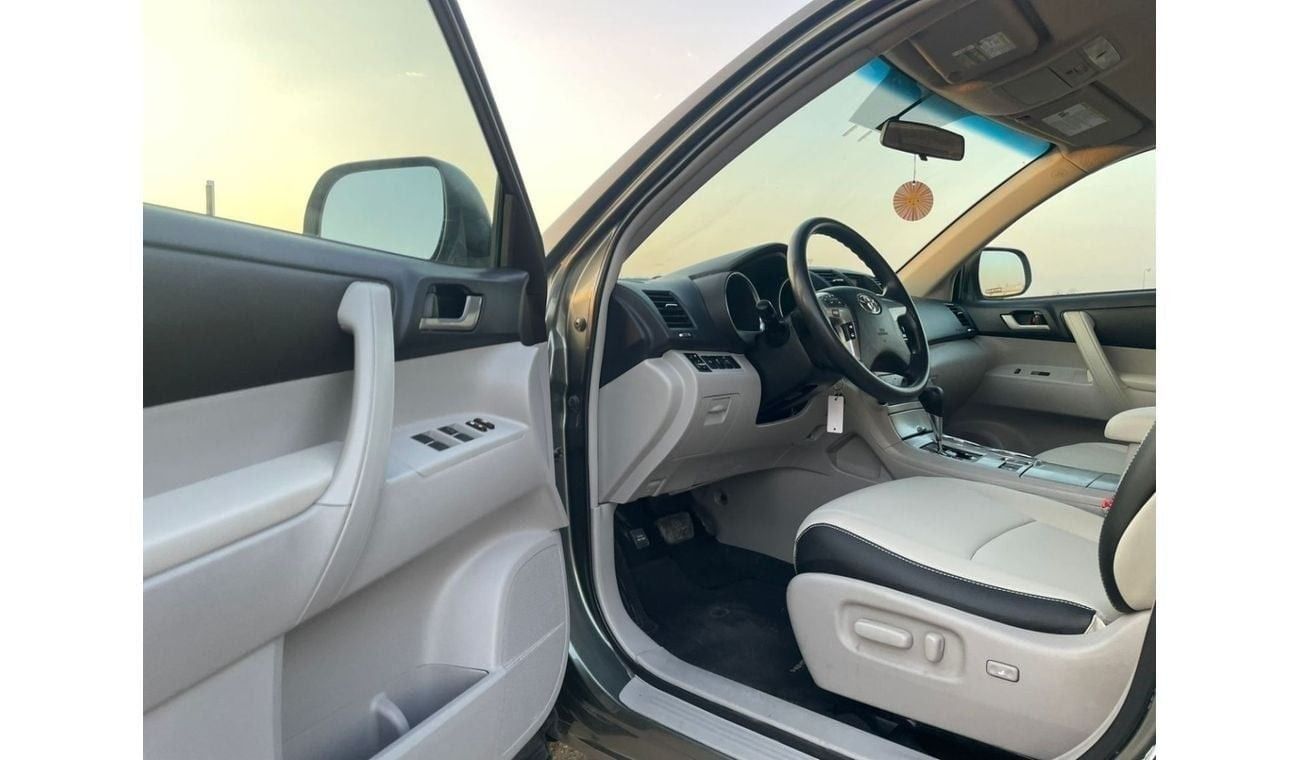 تويوتا هايلاندر 2013 Toyota Highlander MidOption+ 3.5L V6 - AWD 4x4 - Electric Seats - 7 Seater With Rear CAM - 90,0