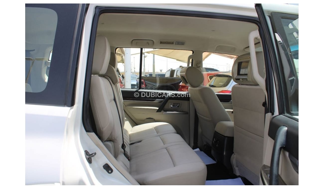Mitsubishi Pajero GLS Mid ACCIDENTS FREE - GCC - ORIGINAL PAINT - MID OPTION - PERFECT CONDITION INSIDE OUT