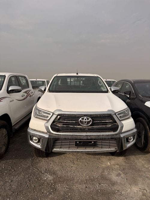 Toyota Hilux 2.7L - Super White Inside Red