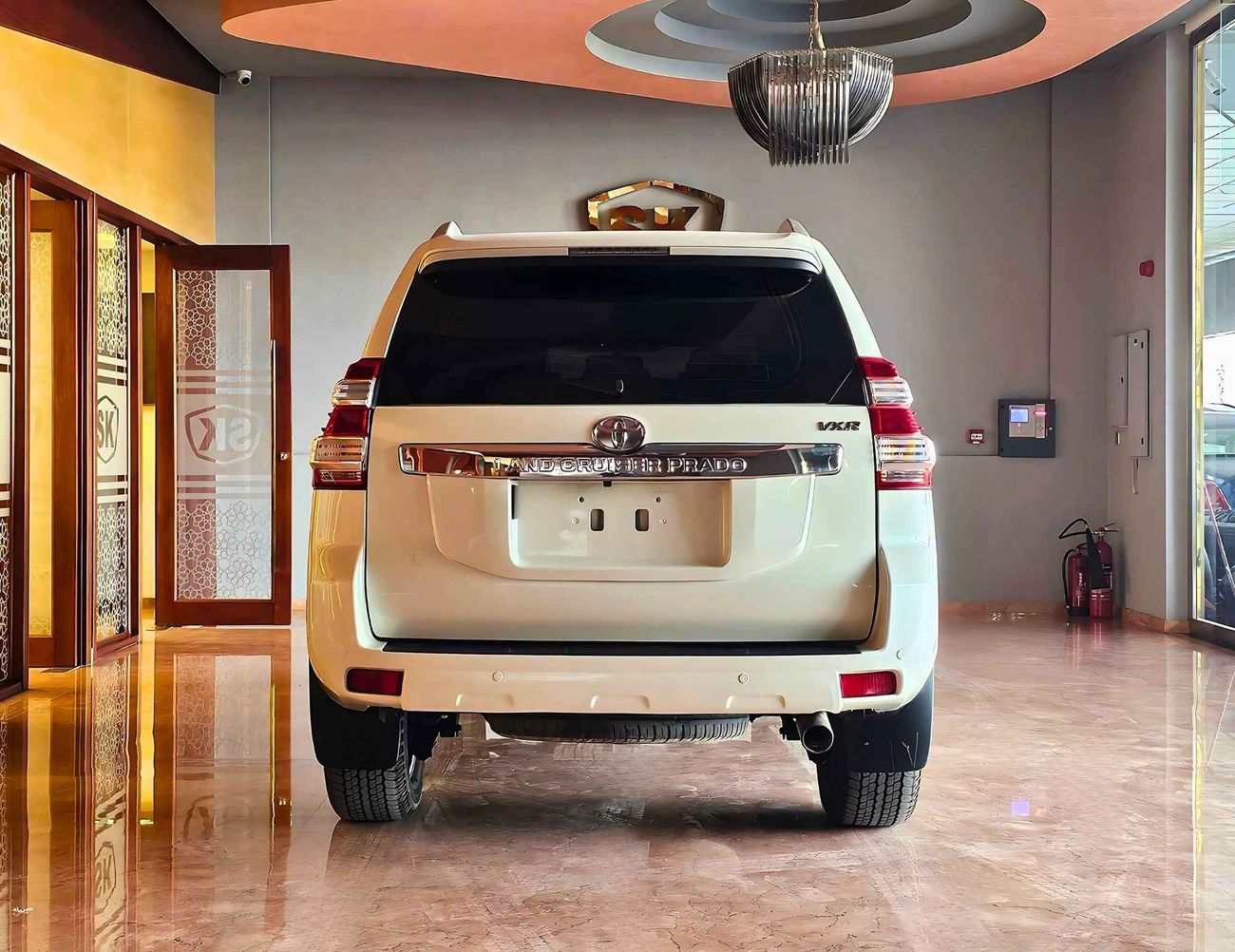 تويوتا برادو / VXR V4 2.7L / SUNROOF/ LEATHER / ELECTRIC SEATS/ DOWN TYRE / FULL OPTION / EXPORT ONLY /LOT#69094