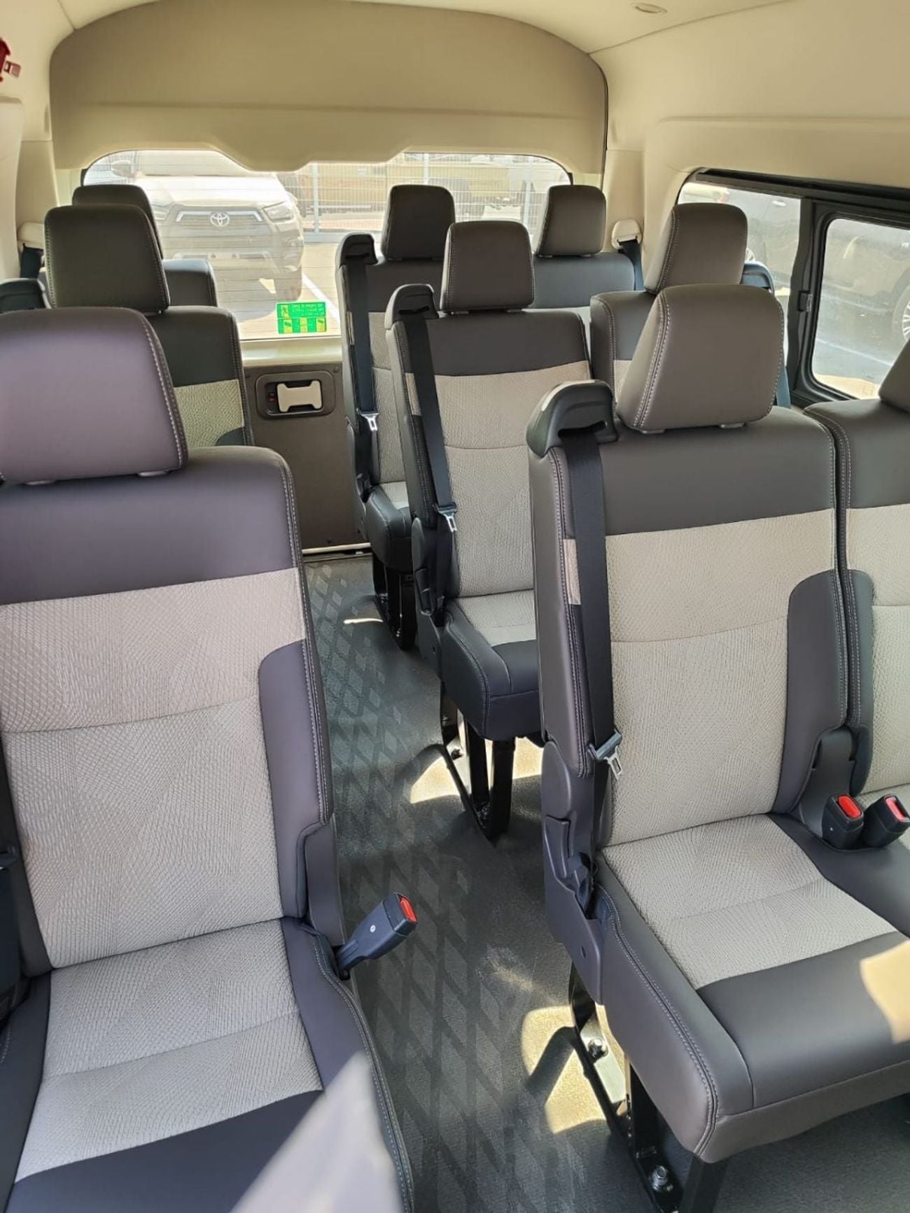 Toyota Hiace - Toyota Hiace GL HIGHROOF / 13 SEATER / REAR CAMERA / 3.5L PETROL A/T / WHITE BUMPER
