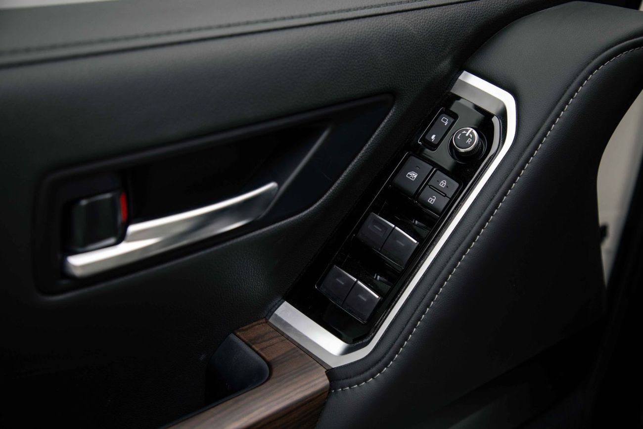 تويوتا لاند كروزر GXR 4.0L - Pearl White Inside Black | Export Only