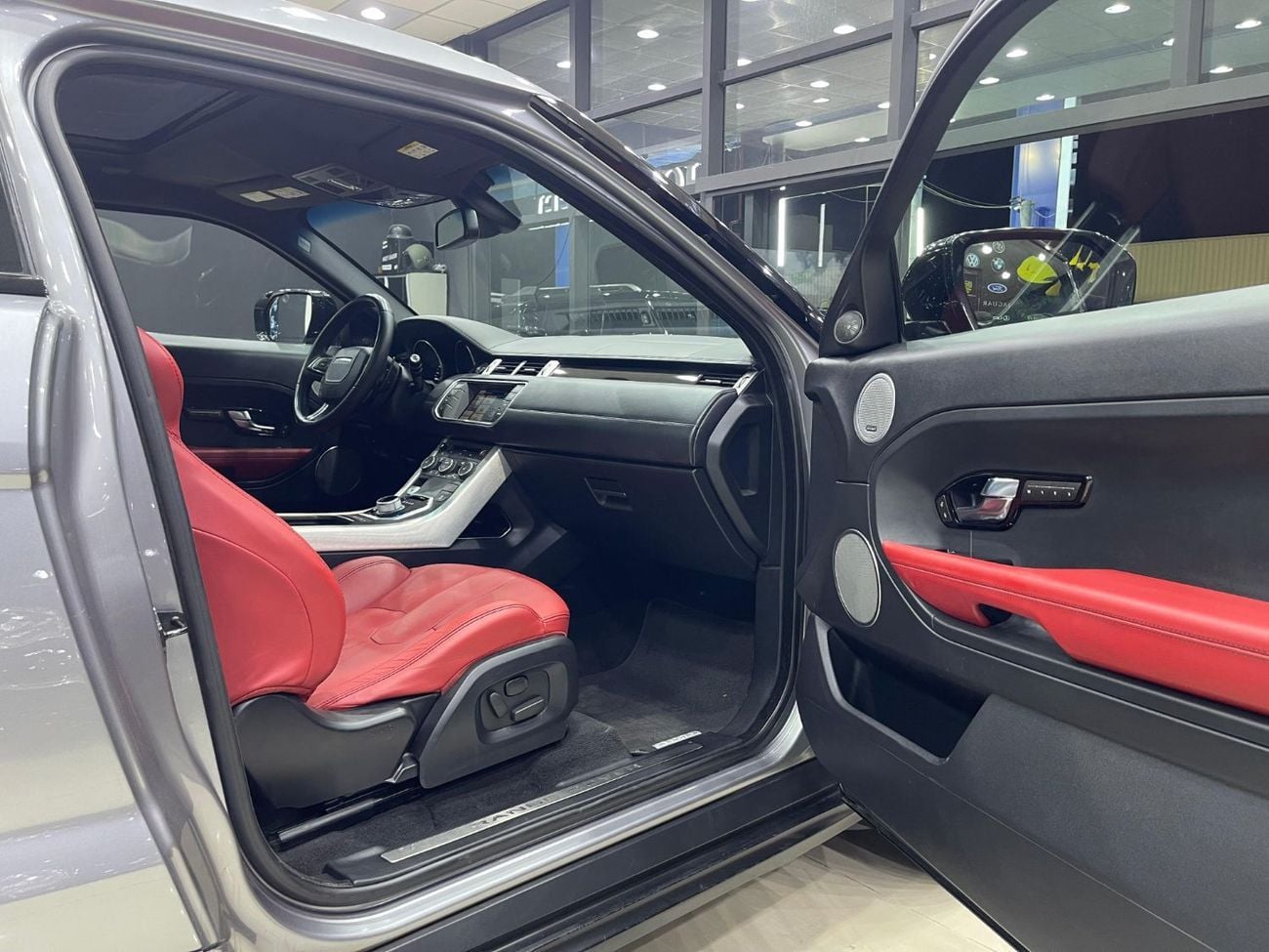 لاند روفر رانج روفر إيفوك STD Dynamic Plus 2.0L (3 Door)