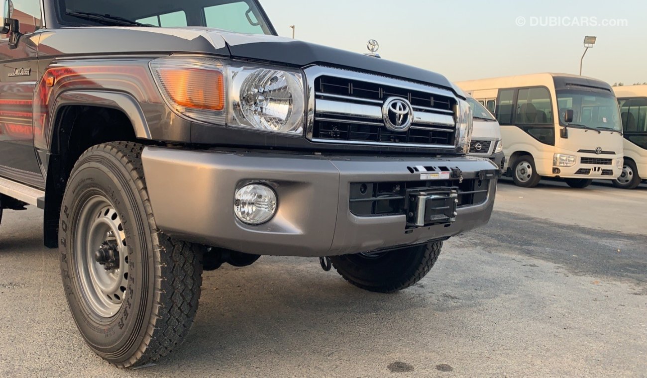 Toyota Land Cruiser Hard Top 4.0 MODEL 2021 GCC ( WOOD / FOG LIGHT / WINCH )