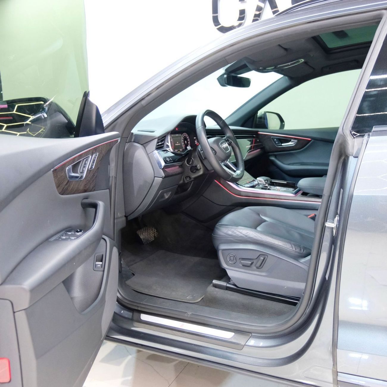 أودي Q8 55 TFSI quattro S-Line 3.0L (340 HP)