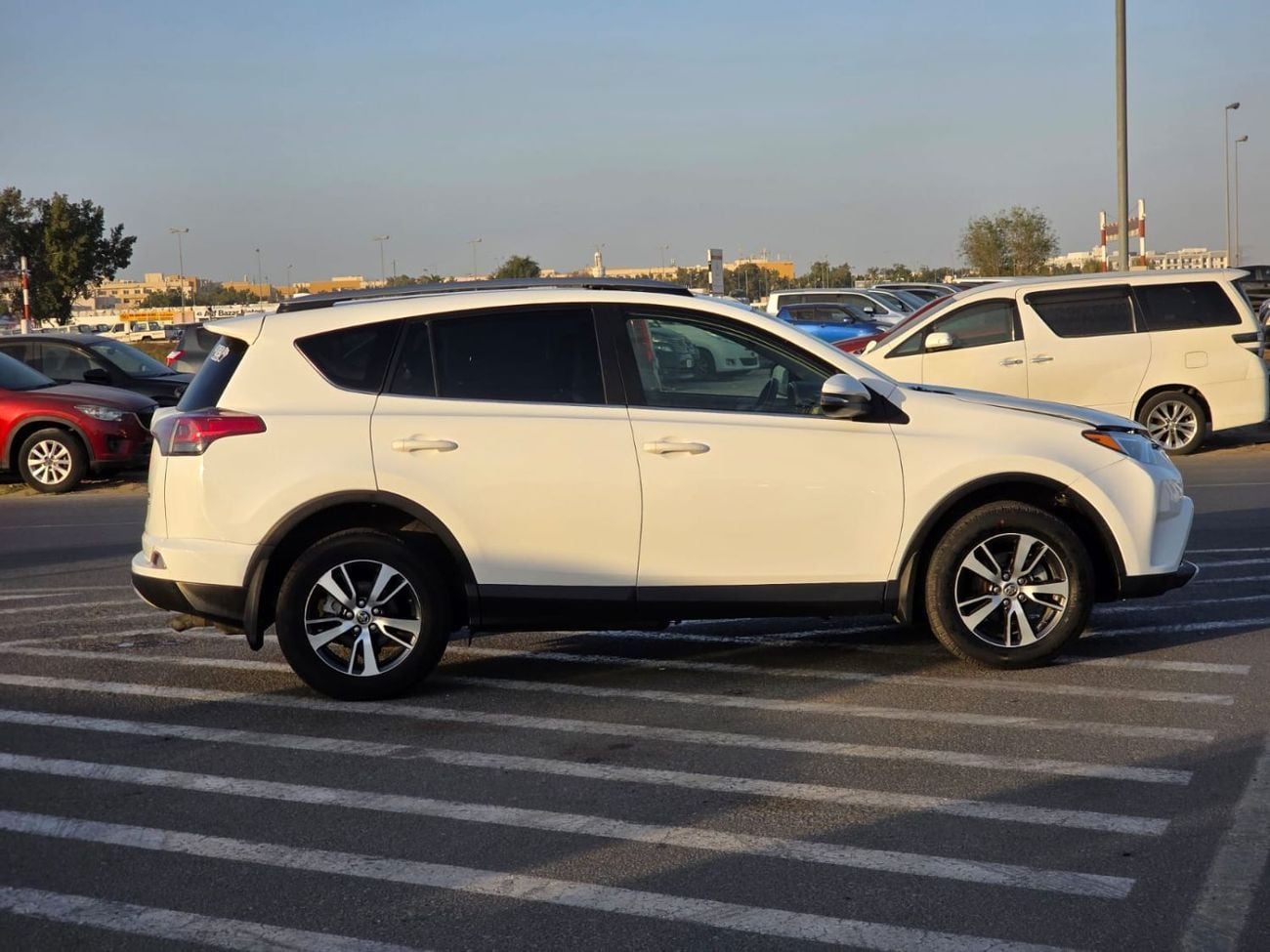 Toyota RAV4 XLE Limited 2.5L Sunroof , Push button , Trunk automatic and leather seats