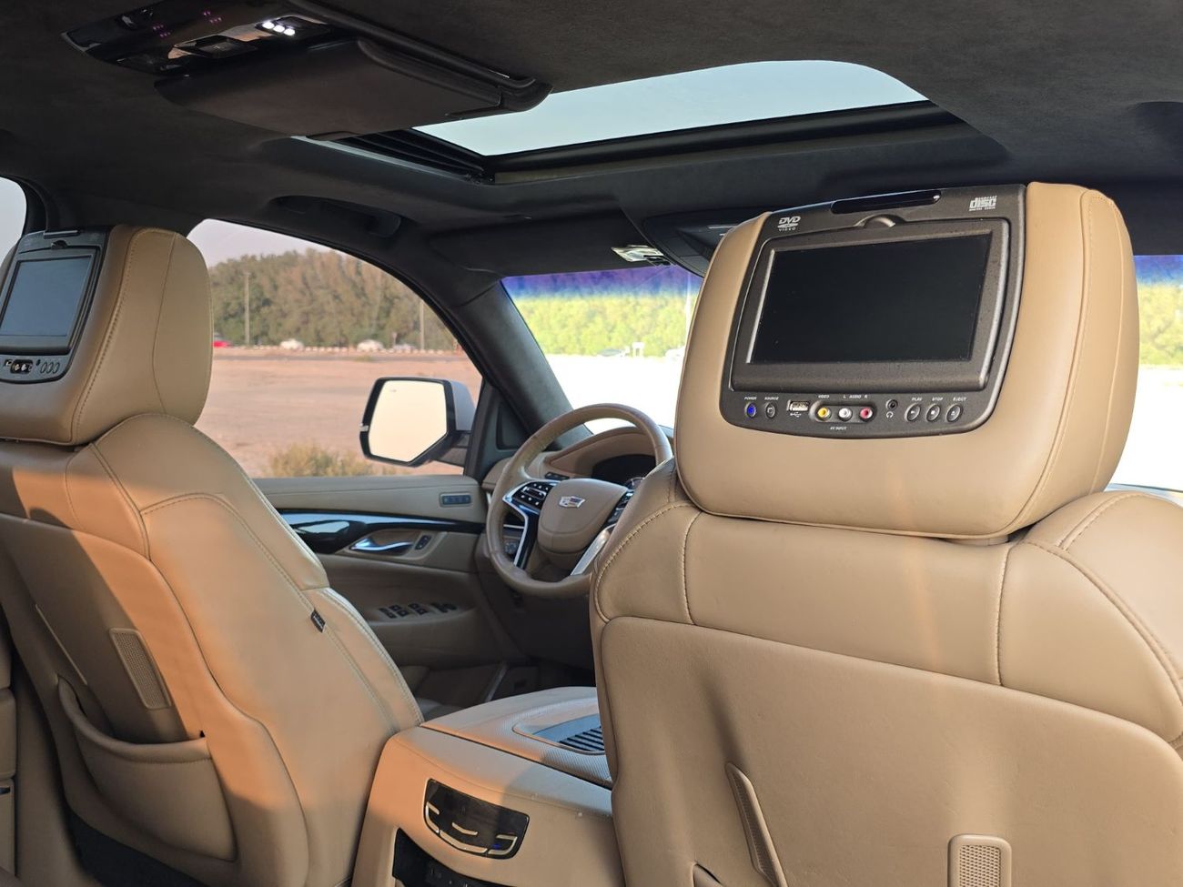 Cadillac Escalade Platinum 6.2L CADILLAC ESCALADE 2018 GCC 2KEYS // ORGINAL PAINT // GOOD CONDITION INSIDE OUT SIDE