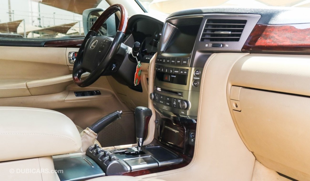 Lexus LX 570 LX570 Full Option White 2008 In Excellent Condition