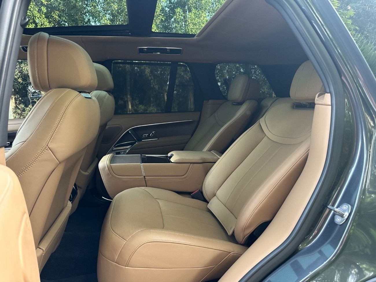 Land Rover Range Rover 2024 Autobiography P550e 3.0L Turbocharged Inline-6 Plug-in Hybrid – 542 HP | AWD | Full Options