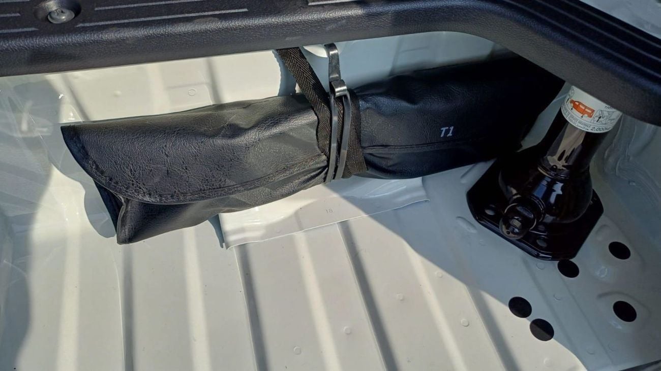 Toyota Hiace DLS - STD ROOF Van High Roof 2.8L (174 HP) M/T