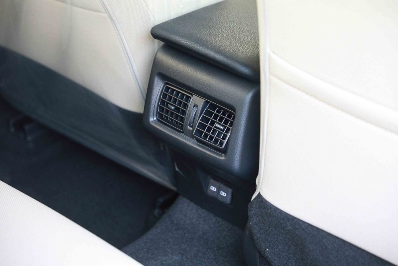 تويوتا كامري LE 2.5 Hybrid - PLATINUM WHITE PEARL inside BEIGE | Export Only