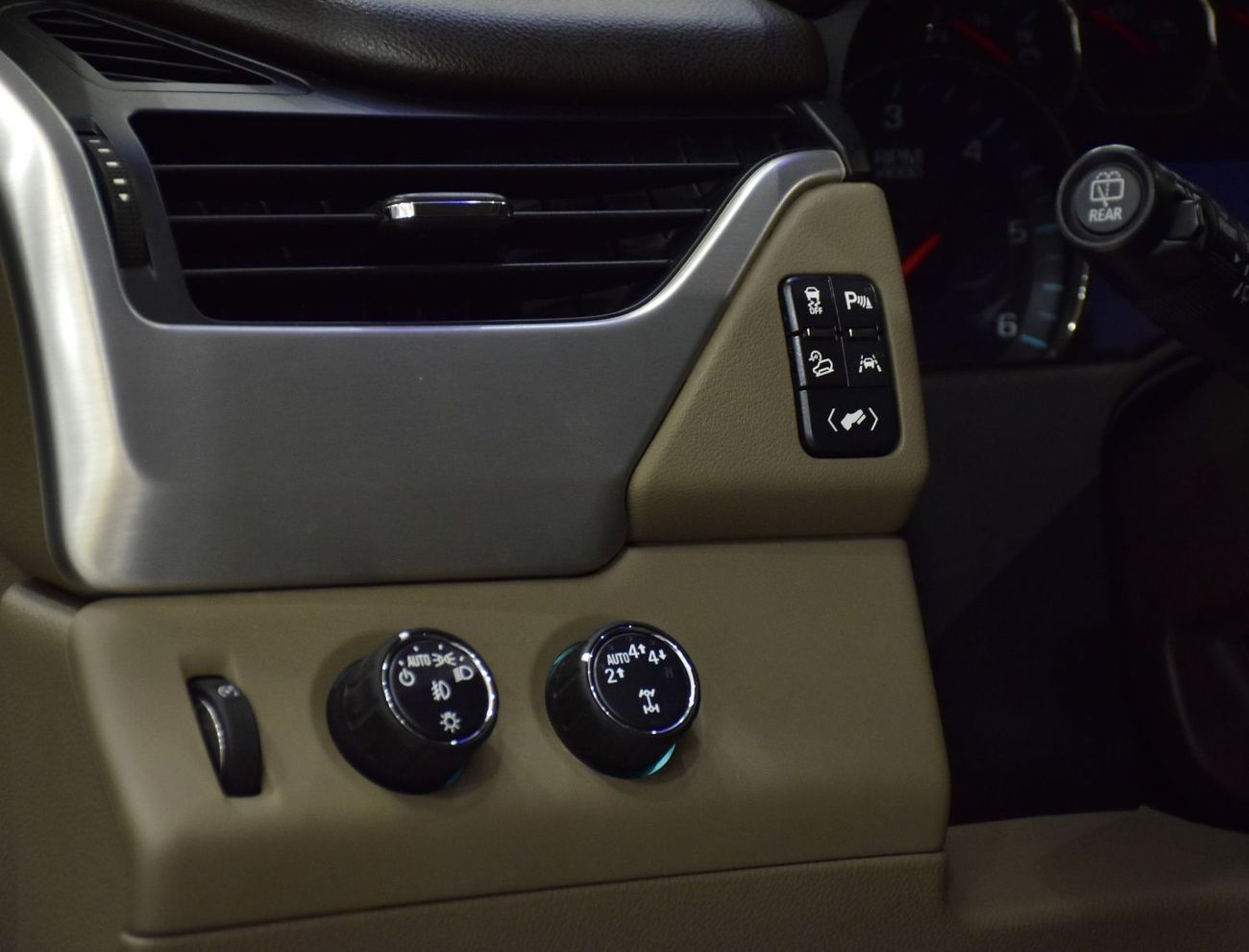 GMC Yukon EXCELLENT DEAL for our GMC Yukon SLE ( 2019 Model ) in White Color GCC Specs