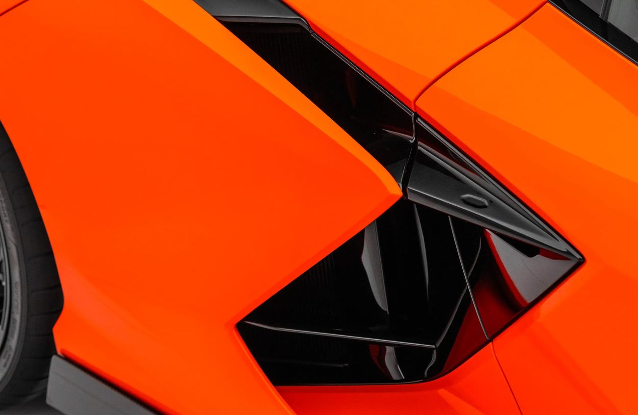 لامبورغيني ريفويلتو 6.5L V-12 Naturally Aspirated Engine + eMotor