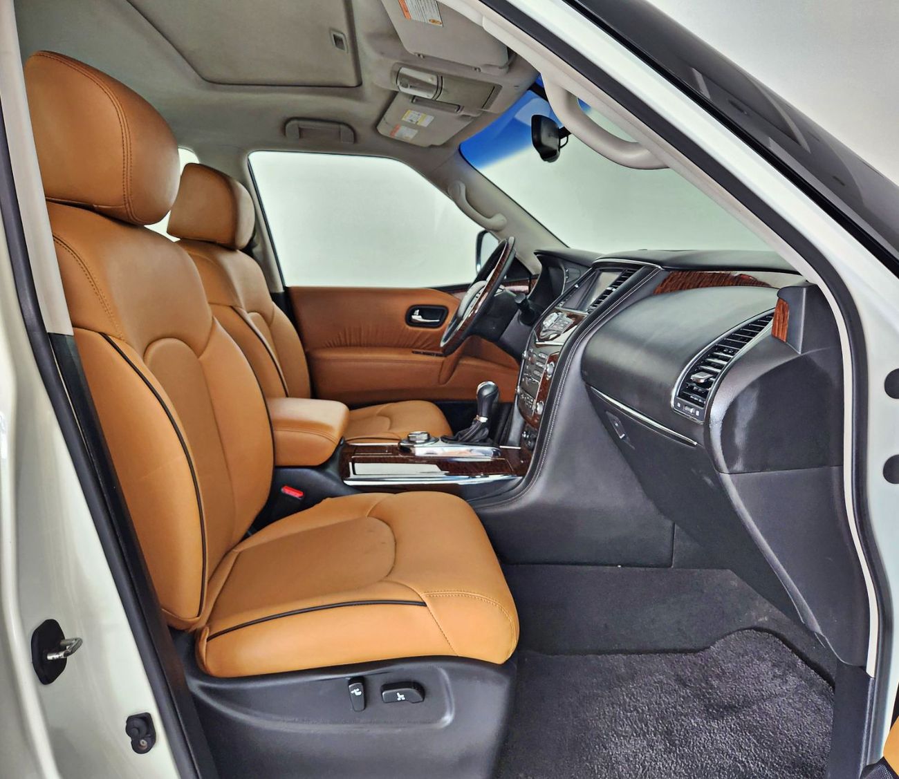 Nissan Patrol LE PLATINUM 5.6L V8 engine 7-speed automatic transmission